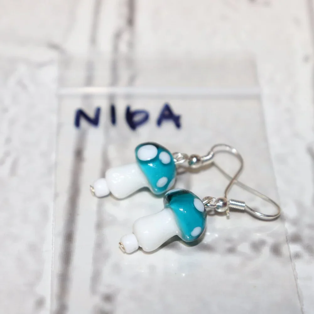 🍄 NWOT White & Turquoise Blue Glass Mushroom Dangling Earrings – 1.5